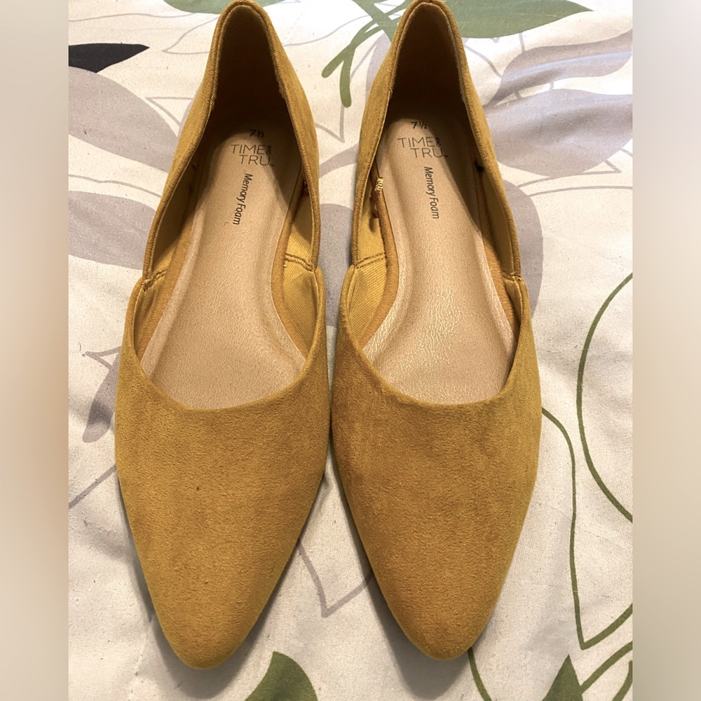 ❌SOLD❌ MUSTARD FLATS